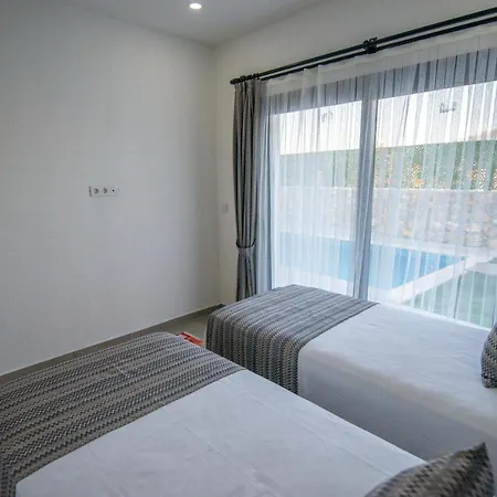 Villa Tomatoo1 *